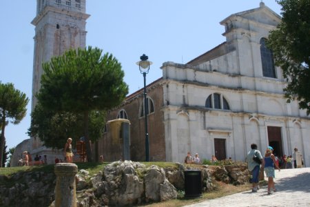 De kerk van Rovinj vanwaaruit je een prachtig uitzicht over zee hebt